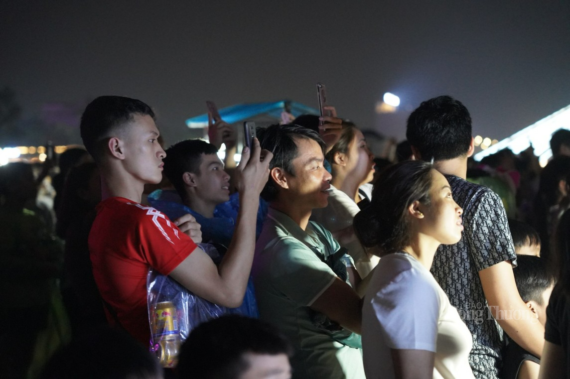 Chiêm ngưỡng màn bắn pháo hoa rực sáng trời đêm Việt Trì dịp Lễ hội Đền Hùng 2024
