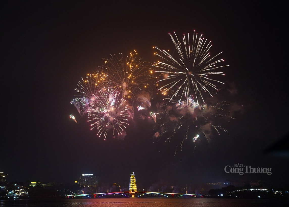 Chiêm ngưỡng màn bắn pháo hoa rực sáng trời đêm Việt Trì dịp Lễ hội Đền Hùng 2024