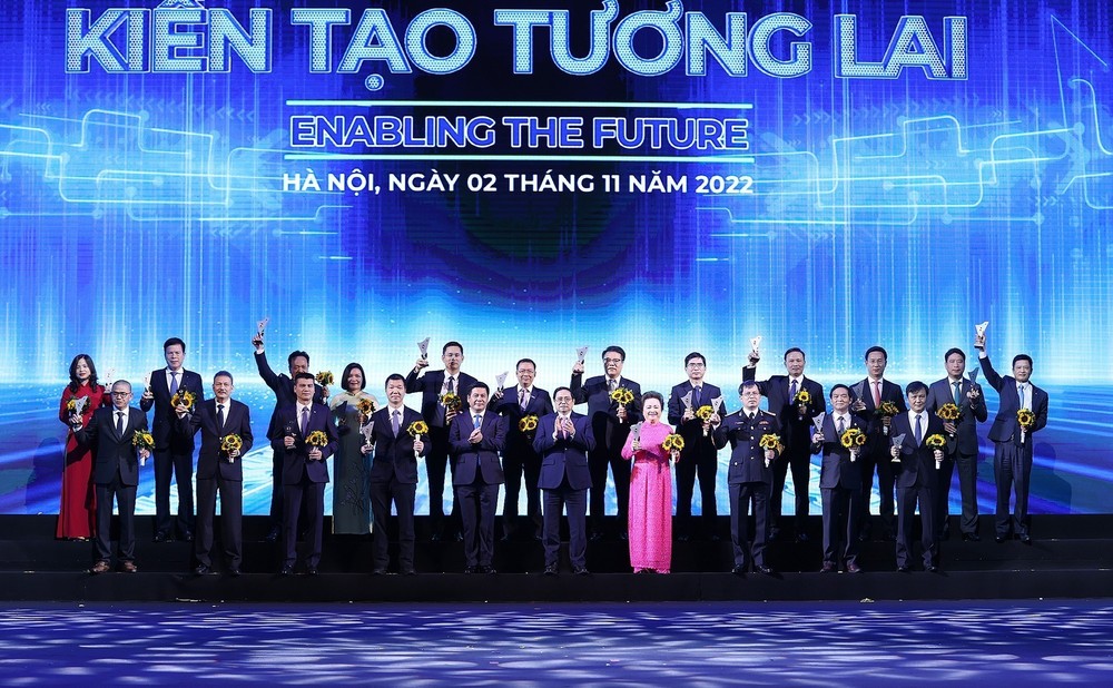 Thủ tướng Phạm Minh Chính trao biểu trưng vinh danh các doanh nghiệp có sản phẩm đạt Thương hiệu Quốc gia Việt Nam năm 2022. (Ảnh: TTXVN)