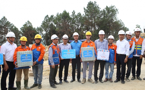 Tổng Liên đoàn Lao động Việt Nam động viên người lao động tham gia thi công đường dây 500kV mạch 3
