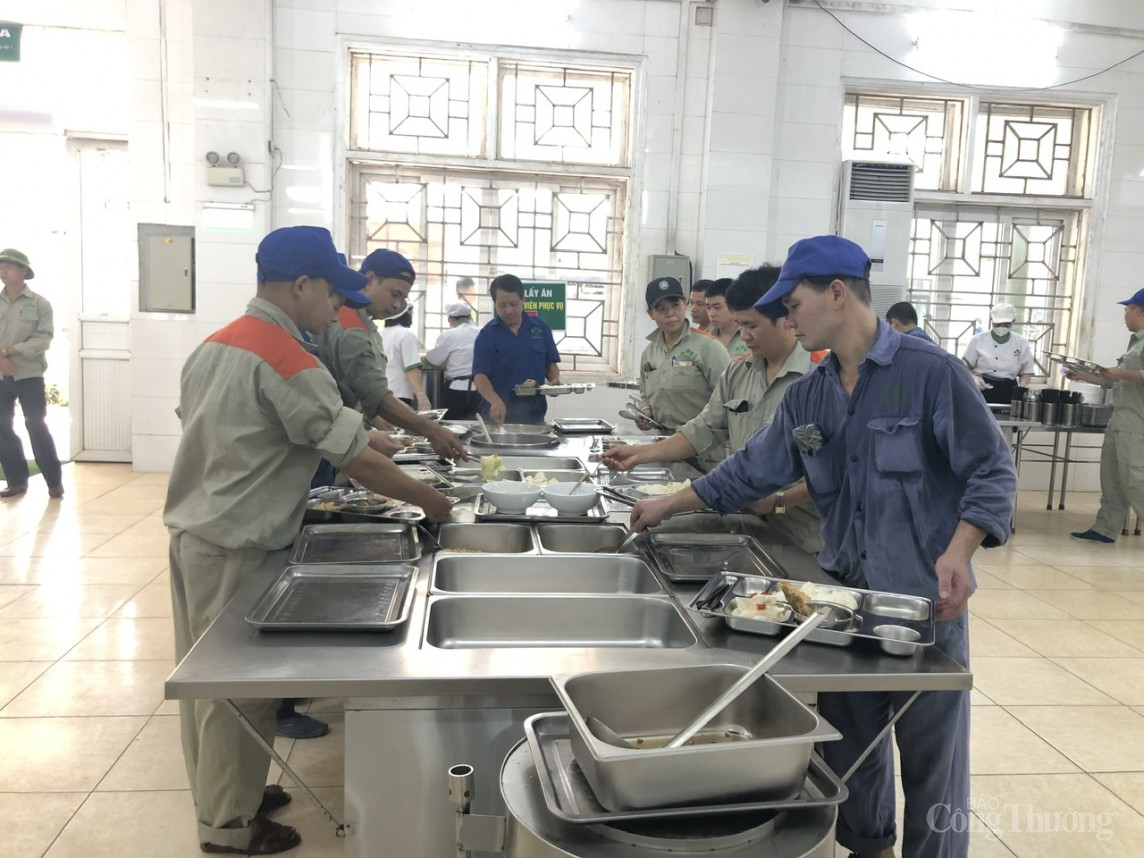 100% công đoàn cơ sở thực hiện bữa ăn ca cho người lao động theo nhiều hình thức