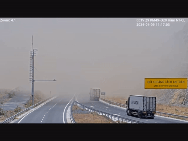 Tài xế lo sợ khi bụi bay mù mịt trên cao tốc Nha Trang - Cam Lâm