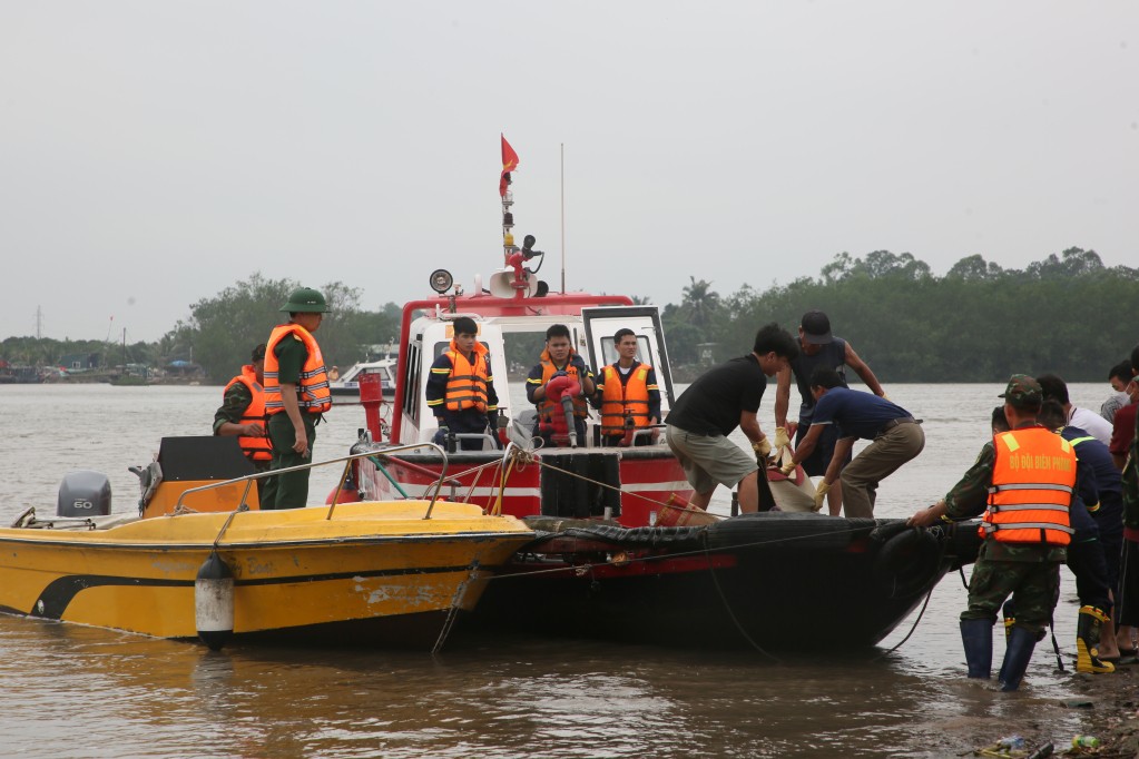 Quảng Ninh: Đã tìm thấy thi thể 2 nạn nhân trong vụ lật thuyền trên sông Chanh