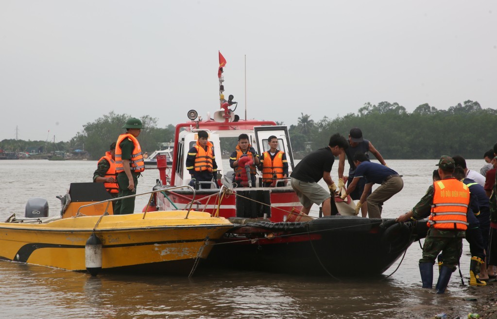 Quảng Ninh: Đã tìm thấy thi thể 2 nạn nhân trong vụ lật thuyền trên sông Chanh