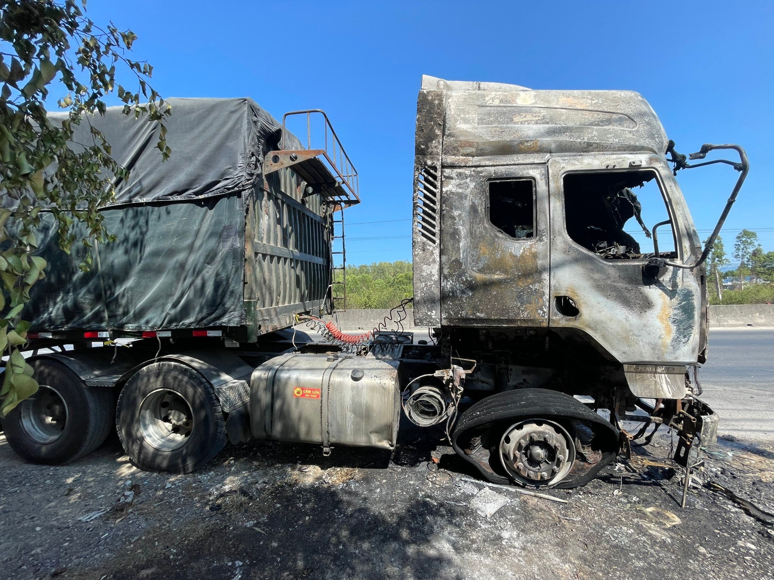 Khánh Hoà: Cháy xe đầu kéo trên quốc lộ 1