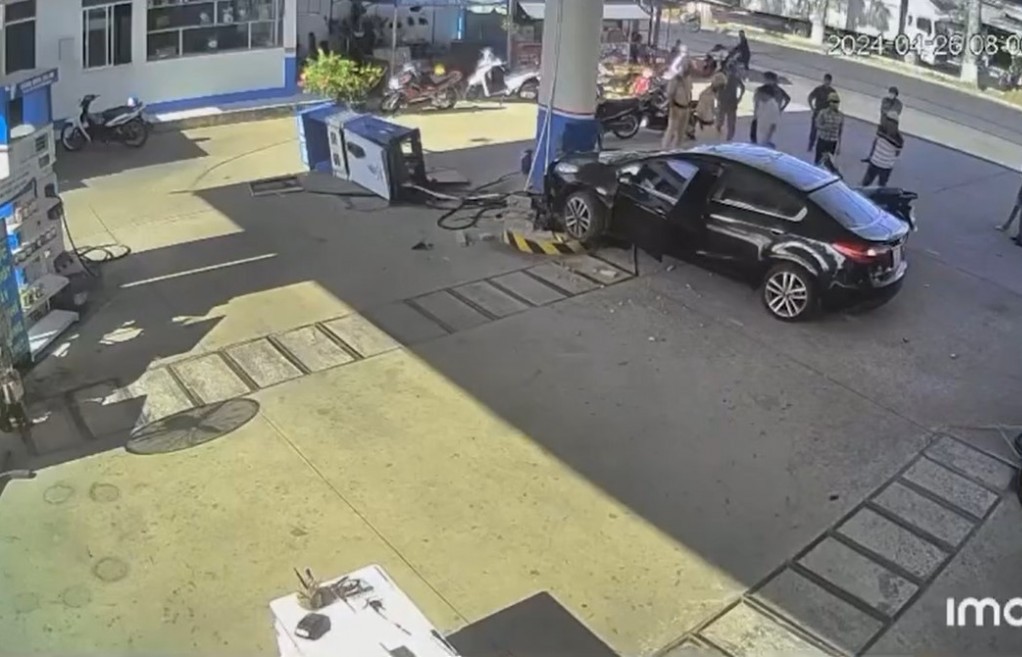 Video: Hú vía ô tô mất lái tông bay xe máy, húc đổ trụ bơm xăng