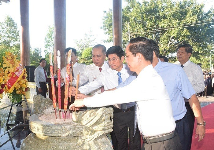 Các đồng chí lãnh đạo tỉnh dâng hoa và thắp hương tại Đền thờ Chủ tịch Hồ Chí Minh Bạc Liêu