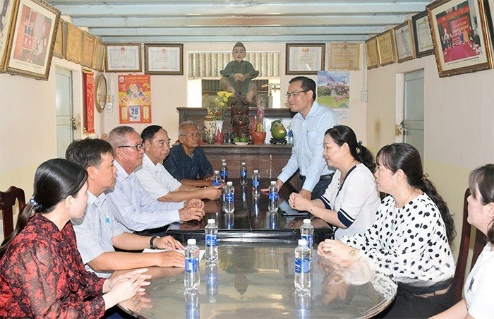 Ông  Ngô Vũ Thăng - Phó Chủ tịch UBND tỉnh Bạc Liêu cùng các thành viên Đoàn cán bộ tỉnh đến thăm hỏi, tặng quà cho đồng chí Nguyễn Thái Hạo