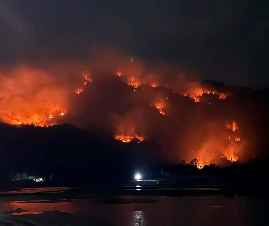 An Giang: Cháy rừng ngùn ngụt tại núi Cô Tô kèm tiếng nổ như bom