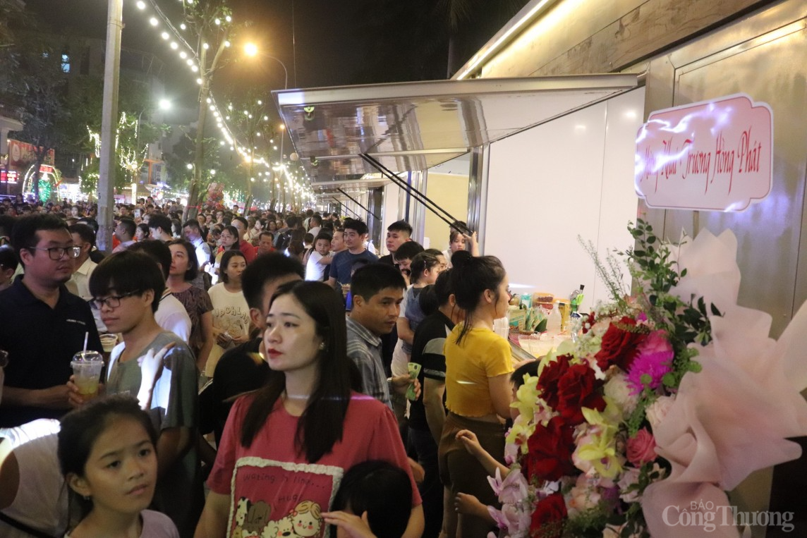 Hải Dương: Phố ẩm thực Tuệ Tĩnh thu hút hàng nghìn du khách vào đêm khai trương