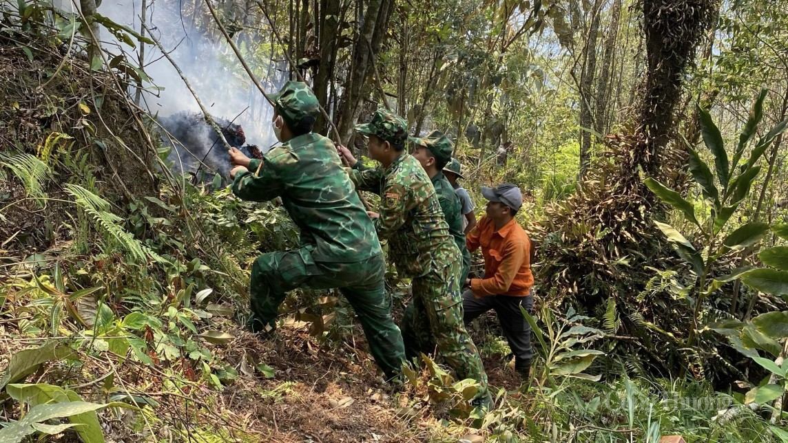 Cháy rừng ở Hà Giang: Hàng trăm cán bộ, chiến sĩ và nhân dân tham gia dập lửa