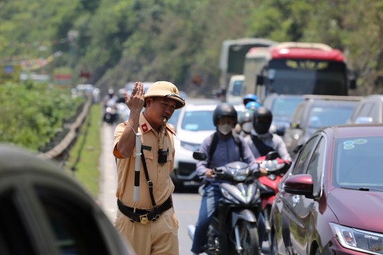 Cảnh sát giao thông căng mình giữa nắng nóng điều tiết giao thông tuyến Quốc lộ 6