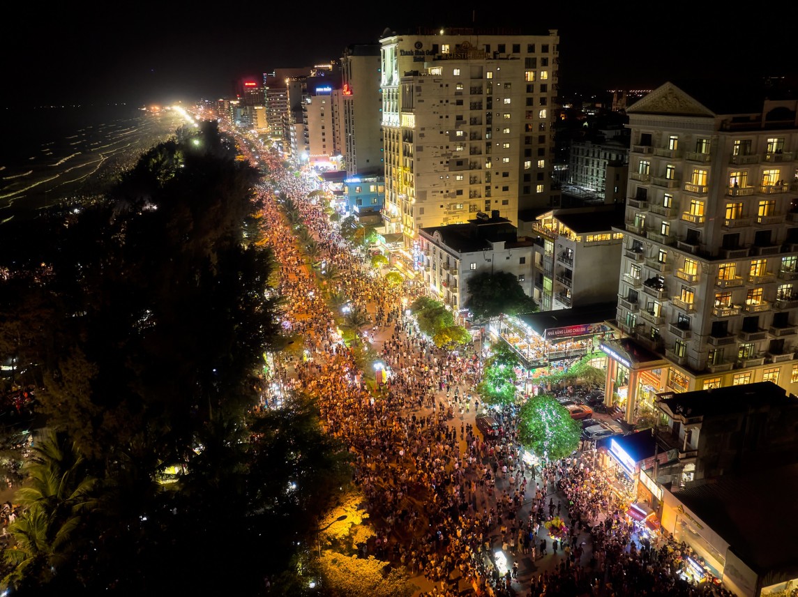 Hàng trăm nghìn người đổ về Sầm Sơn xem bắn pháo hoa đêm khai hội