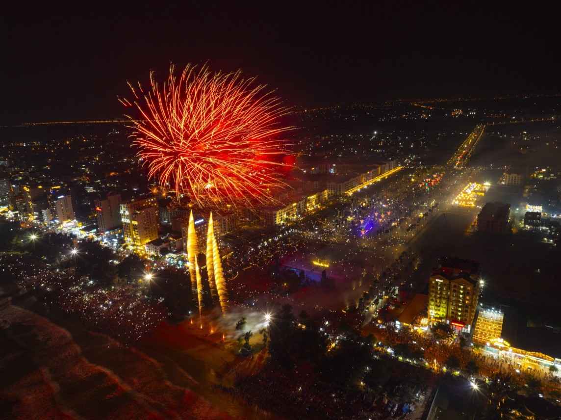 Hàng trăm nghìn người đổ về Sầm Sơn xem bắn pháo hoa đêm khai hội