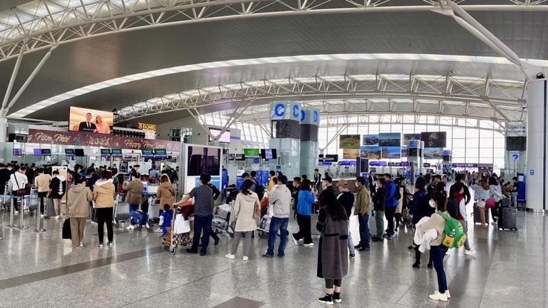 Ngày đầu nghỉ lễ, sân bay Nội Bài và Tân Sơn Nhất đón gần 210.000 khách