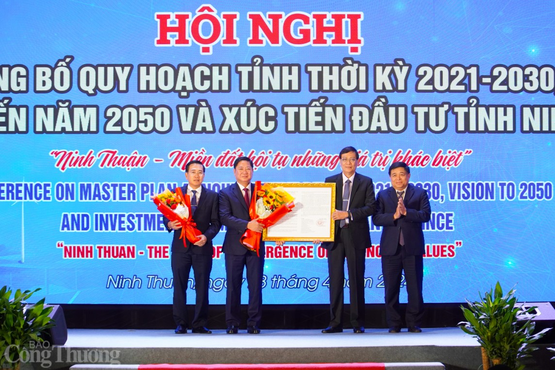 Bộ trưởng Bộ Kế hoạch và Đầu tư Nguyễn Chí Dũng thay mặt Thủ tướng trao Quyết định phê duyệt Quy hoạch tỉnh Ninh Thuận. Ảnh: Đức Thảo