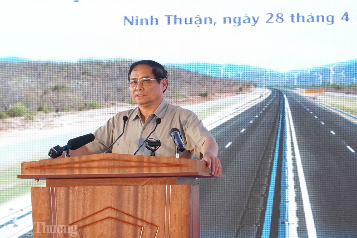 Thủ tướng Phạm Minh Chính cắt băng khánh thành cao tốc Cam Lâm - Vĩnh Hảo