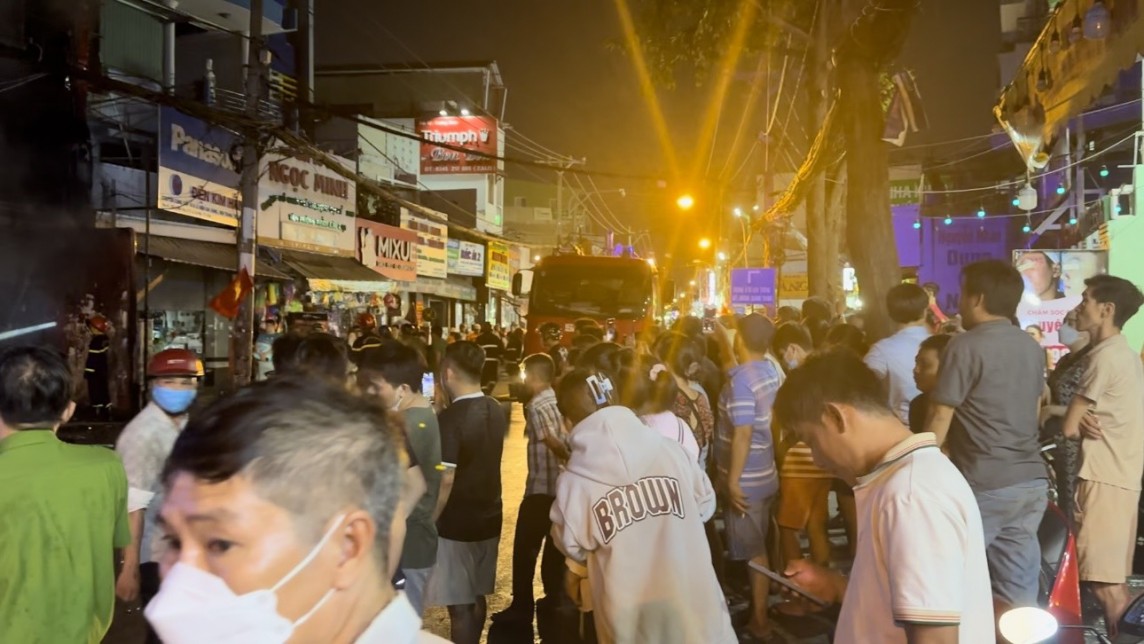 TP. Hồ Chí Minh: Cháy lớn ở cửa hàng điện máy tại Lê Văn Thọ, quận Gò Vấp, nhiều tài sản bị thiêu rụi