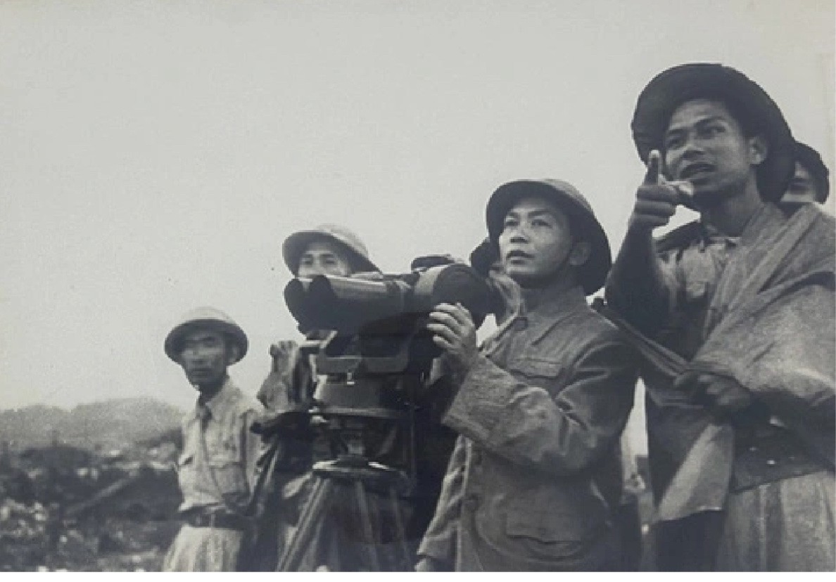 Đại tướng Võ Nguyên Giáp quan sát trận địa ở Điện Biên Phủ
