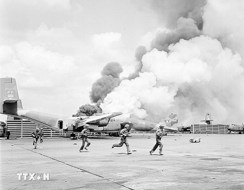 Ngày 28/4/1975, các trận địa pháo của ta nã đạn vào sân bay Tân Sơn Nhất. Tuy nhiên, phải tới 14 giờ ngày 30/4, sân bay Tân Sơn Nhất mới thực sự im tiếng súng. (Ảnh: Đinh Quang Thành/TTXVN)