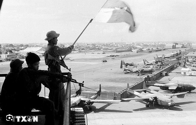 Cờ giải phóng tung bay trên sân bay Tân Sơn Nhất, ngày 30/4/1975. (Ảnh: Quang Thành/TTXVN)