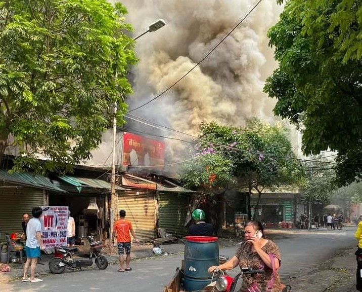 Hà Nội: Cháy lớn tại dãy ki ốt kinh doanh gần chợ Xuân Đỉnh