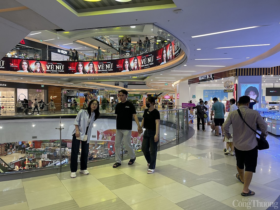 TP. Hồ Chí Minh: Siêu thị, trung tâm thương mại đông nghẹt khách trong ngày 30/4