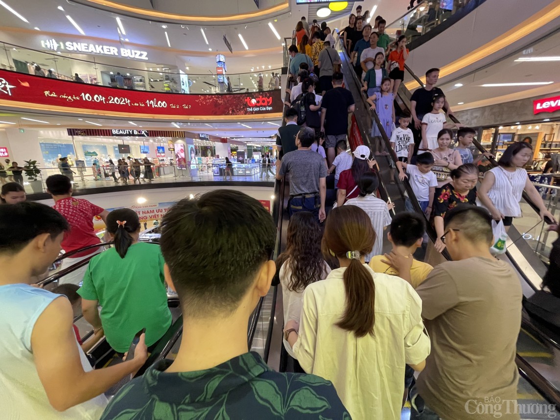 TP. Hồ Chí Minh: Siêu thị, trung tâm thương mại đông nghẹt khách trong ngày 30/4