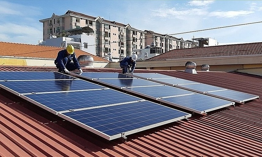 Càng nhiều điện mặt trời mái nhà nối lưới, người dân phải trả chi phí càng cao