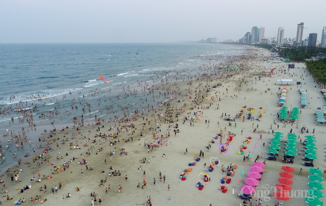 Đà Nẵng: Nắng nóng gay gắt, hàng nghìn người đổ xô ra biển giải nhiệt