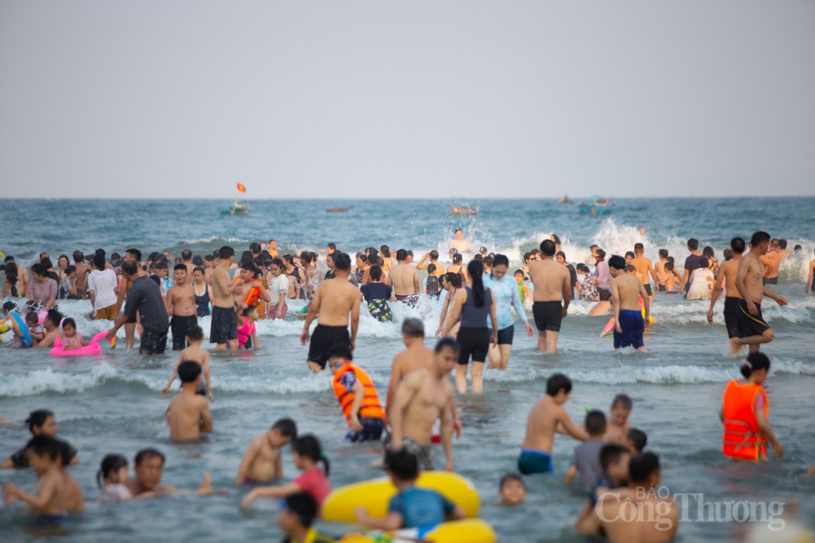 Đà Nẵng: Nắng nóng gay gắt, hàng nghìn người đổ xô ra biển giải nhiệt