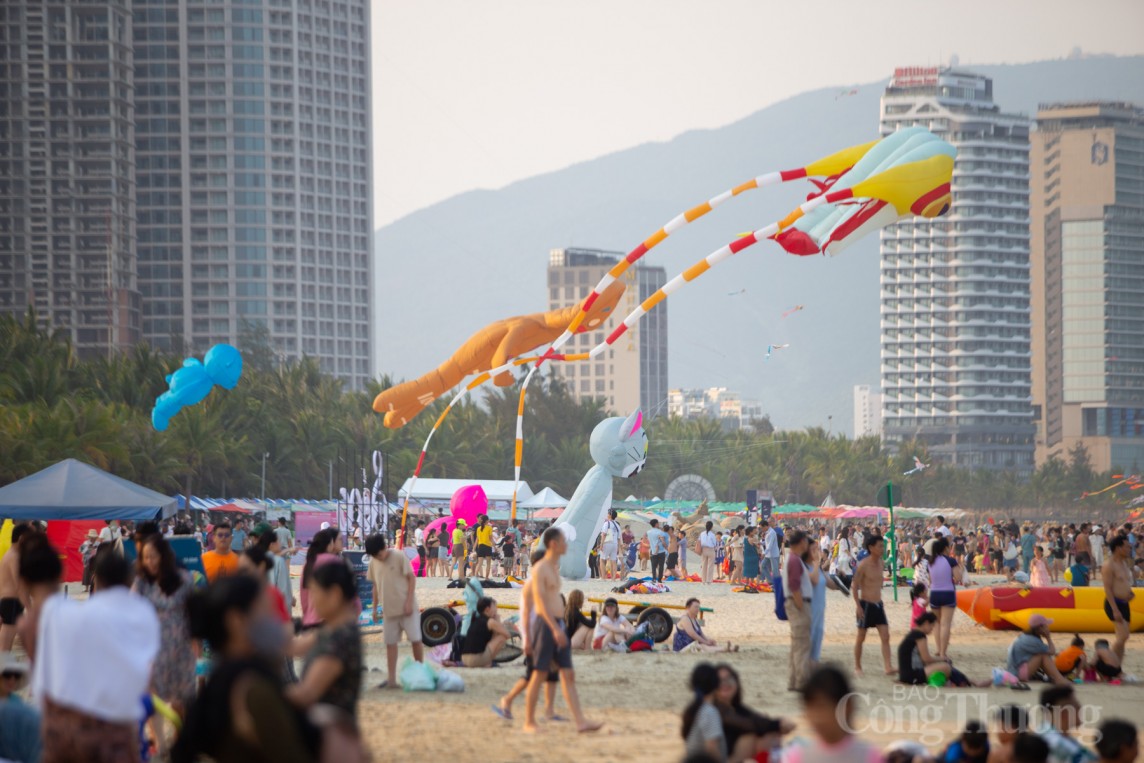 Hàng nghìn du khách đổ về biển Đà Nẵng "giải nhiệt" trong kỳ nghỉ lễ