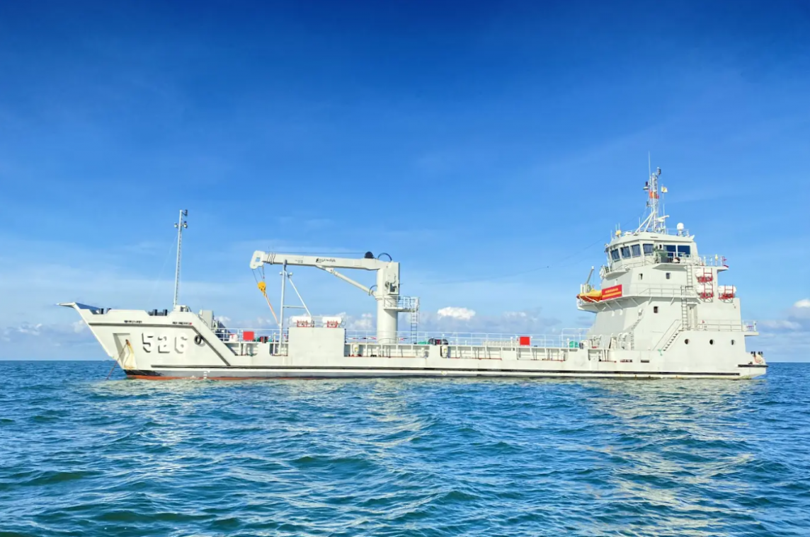 Vùng 5 Hải quân cấp nước ngọt cho người dân đảo Hòn Chuối