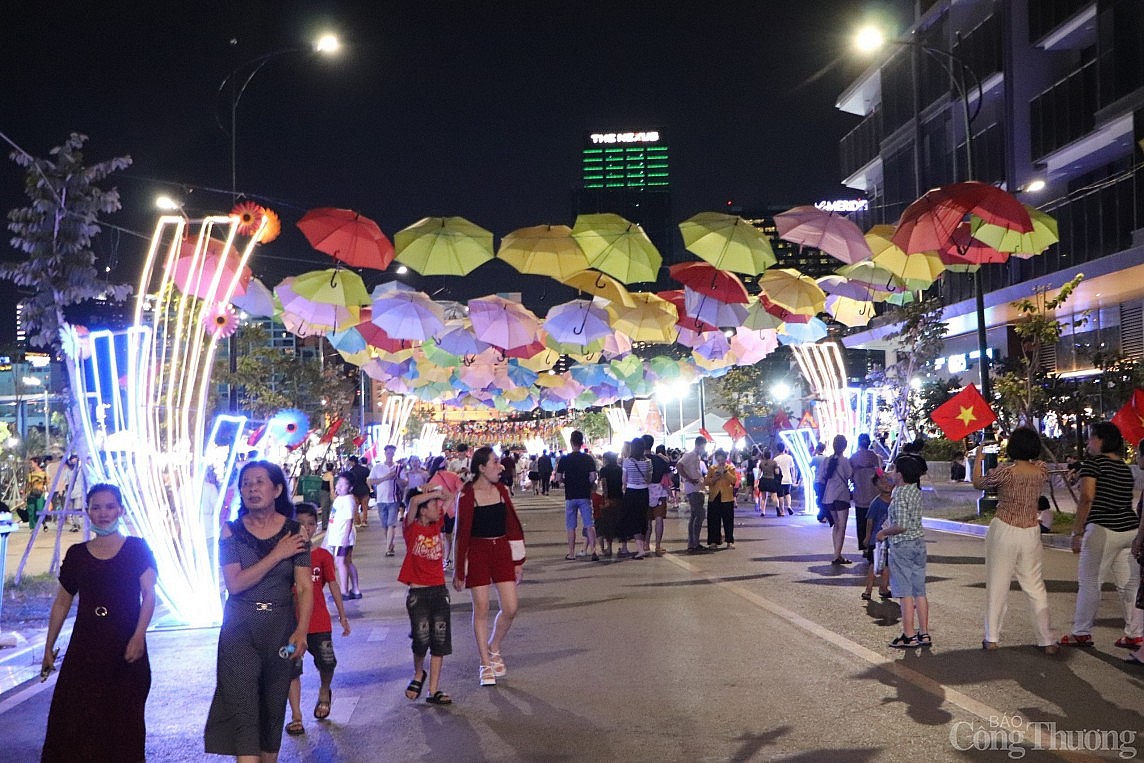 TP. Hồ Chí Minh: Người dân mãn nhãn với màn pháo hoa rực sáng trên nền trời