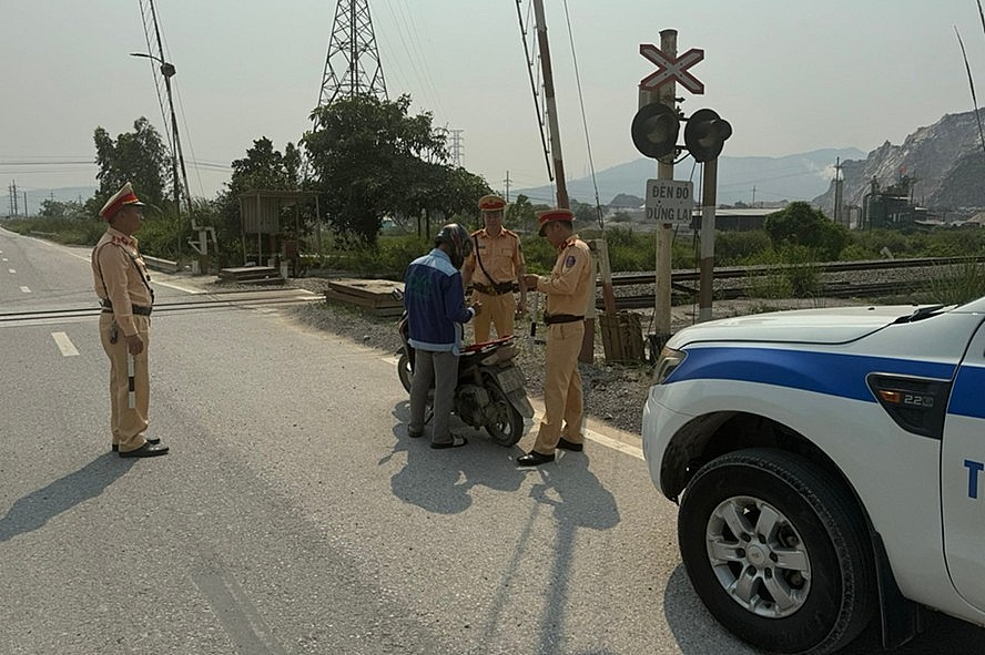 Cảnh sát giao thông Thanh Hóa làm việc xuyên lễ bảo đảm trật tự, an toàn giao thông