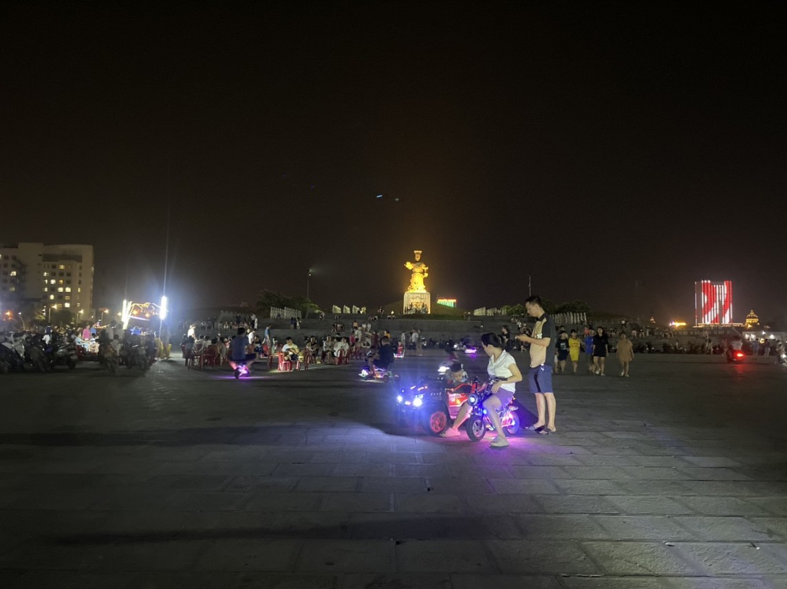 Ninh Bình: Nhiều rủi ro từ hoạt động trò chơi xe điện tại Quảng trường Đinh Tiên Hoàng Đế