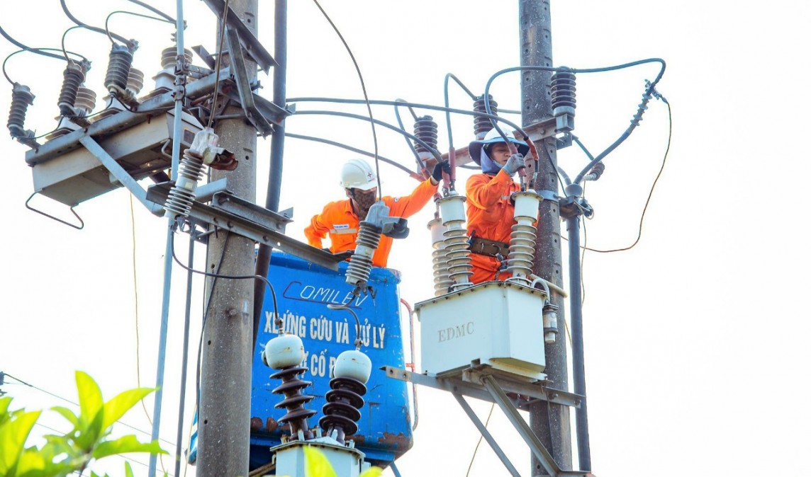 PC Thừa Thiên Huế: Dịp nghỉ lễ nhưng vẫn ra quân bảo dưỡng lưới điện cho khách hàng