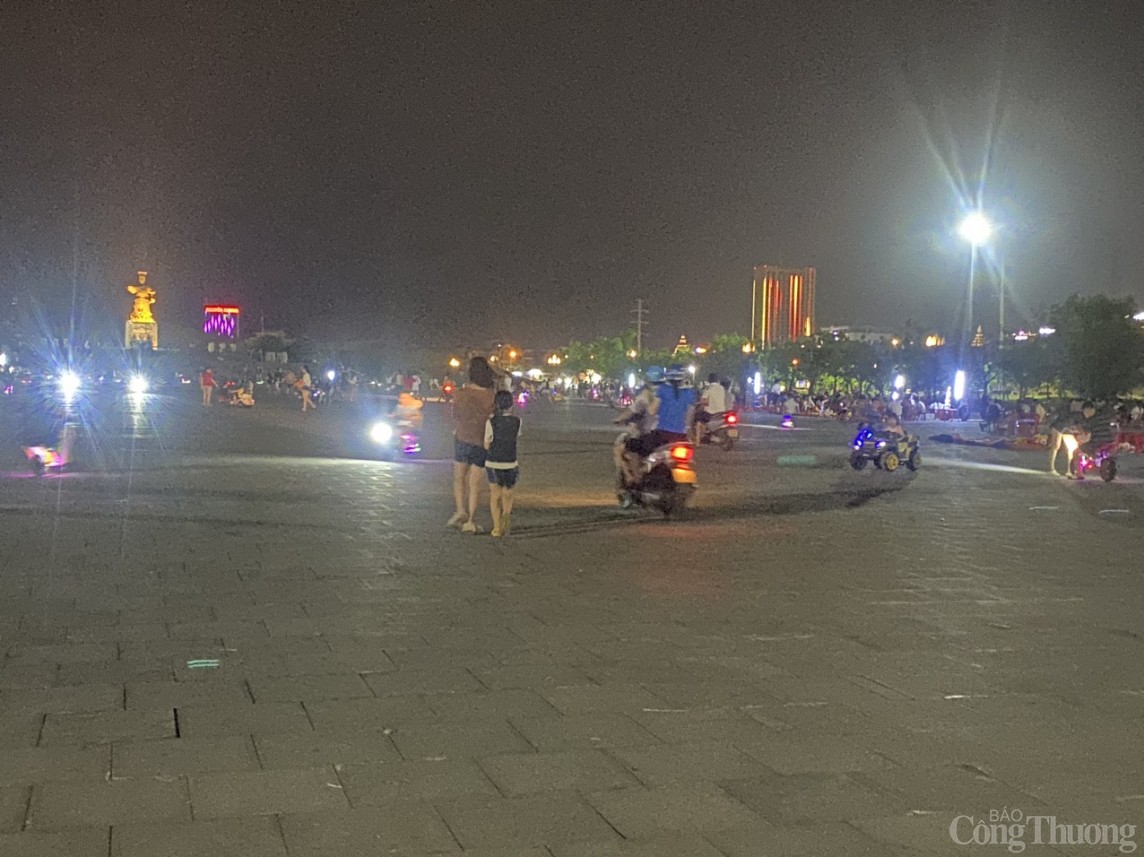 Ninh Bình: Lộn xộn, nhiều rủi ro từ hoạt động xe điện trò chơi tại Quảng trường Đinh Tiên Hoàng Đế
