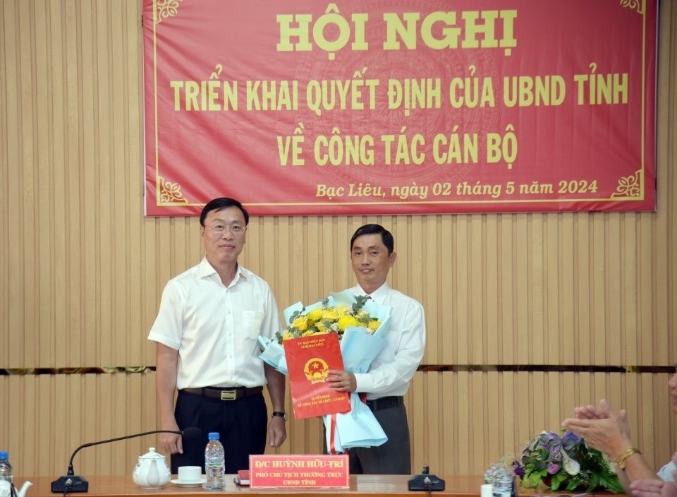 Ông Lâm Tú Thanh (phải) bổ nhiệm tân Phó Giám đốc Sở Xây dựng tỉnh Bạc Liêu.