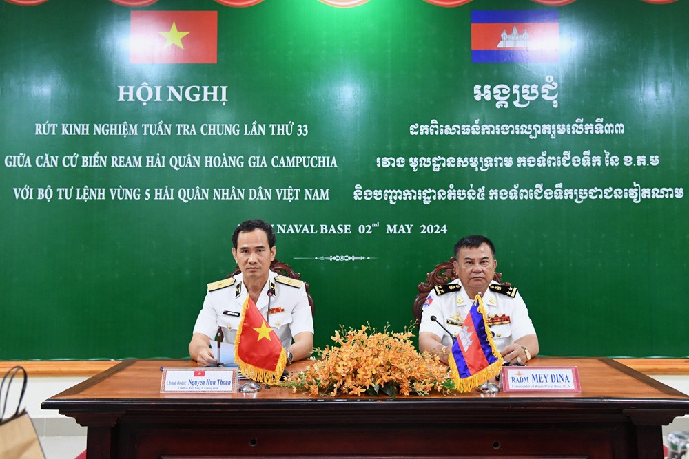 Chuẩn Đô đốc Nguyễn Hữu Thoan (bên trái) và Phó Đô đốc Mey Dina đồng chủ trì hội nghị rút kinh nghiệm tuần tra chung