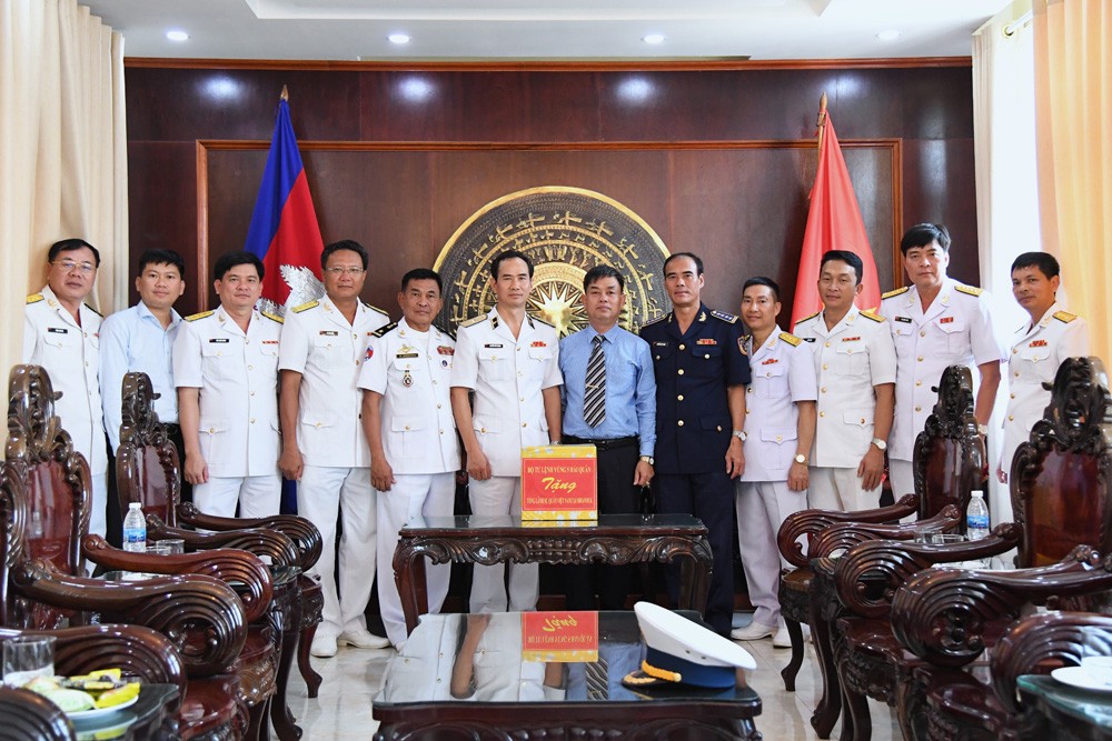 Đoàn công tác Vùng 5 Hải quân Nhân dân Việt Nam thăm, chào xã giao Tổng Lãnh sự quán Việt Nam tại tỉnh Preah Sihanouk.