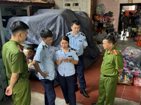 Bắc Giang: Tạm giữ gần 19.000 sản phẩm quần áo nghi nhập lậu