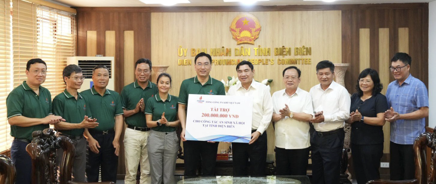 Đoàn công tác trao tặng 200 triệu cho công tác an sinh xã hội tỉnh Điện Biên