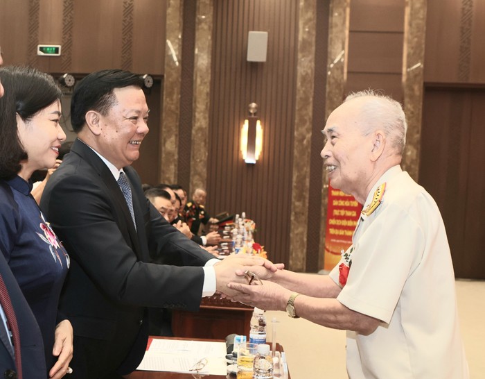 Bí thư Thành ủy Hà Nội Đinh Tiến Dũng bày tỏ lòng biết ơn những cống hiến, hy sinh của các chiến sỹ tham gia chiến dịch Điện Biên Phủ - Ảnh: hanoi.gov.vn