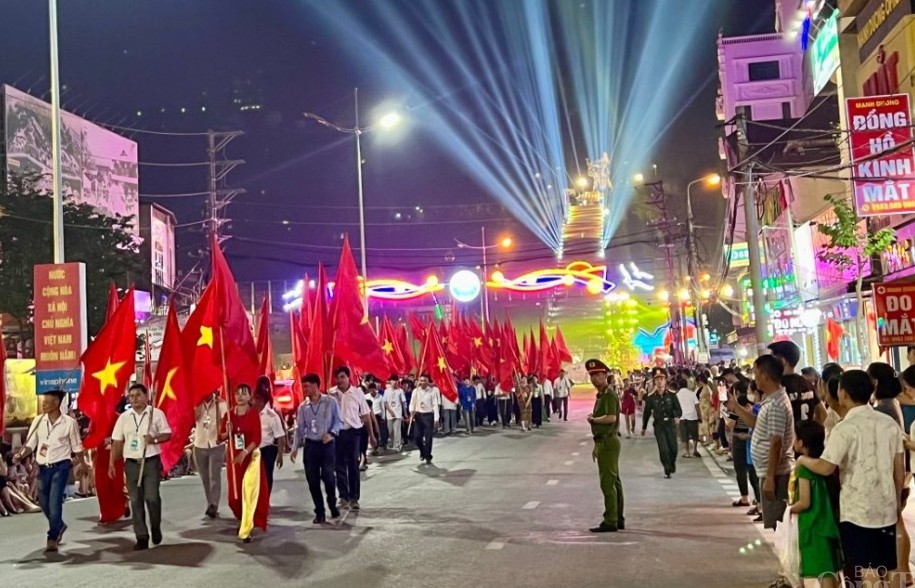 Điện Biên rực rỡ, lung linh về đêm trước thềm kỷ niệm 70 năm Chiến thắng Điện Biên Phủ