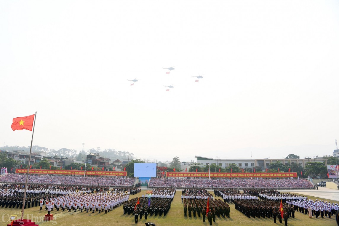 Vạn quân hùng cùng pháo, trực thăng tổng duyệt trước ngày kỷ niệm Chiến thắng Điện Biên Phủ