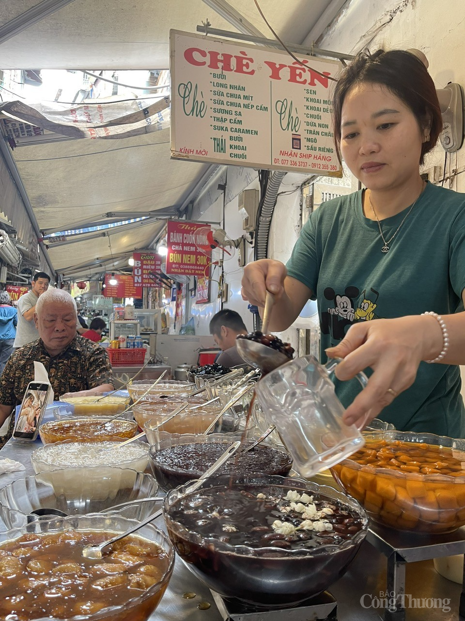 Độc đáo ẩm thực Hà Nội ở ngõ chợ Đồng Xuân