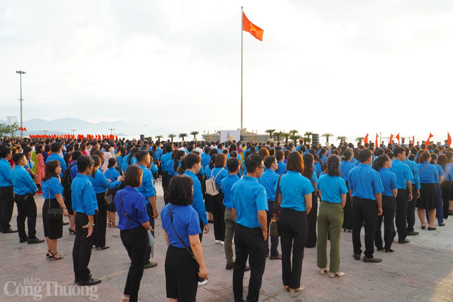 Khánh Hoà: Gần 1.500 người dự lễ chào cờ và phát động Tháng công nhân