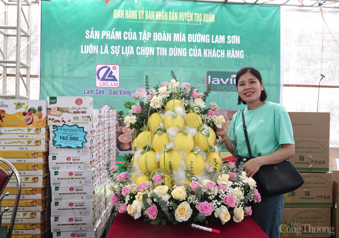 Thanh Hóa: Người dân "thả ga" mua sắm tại Phiên chợ thực phẩm an toàn năm 2024