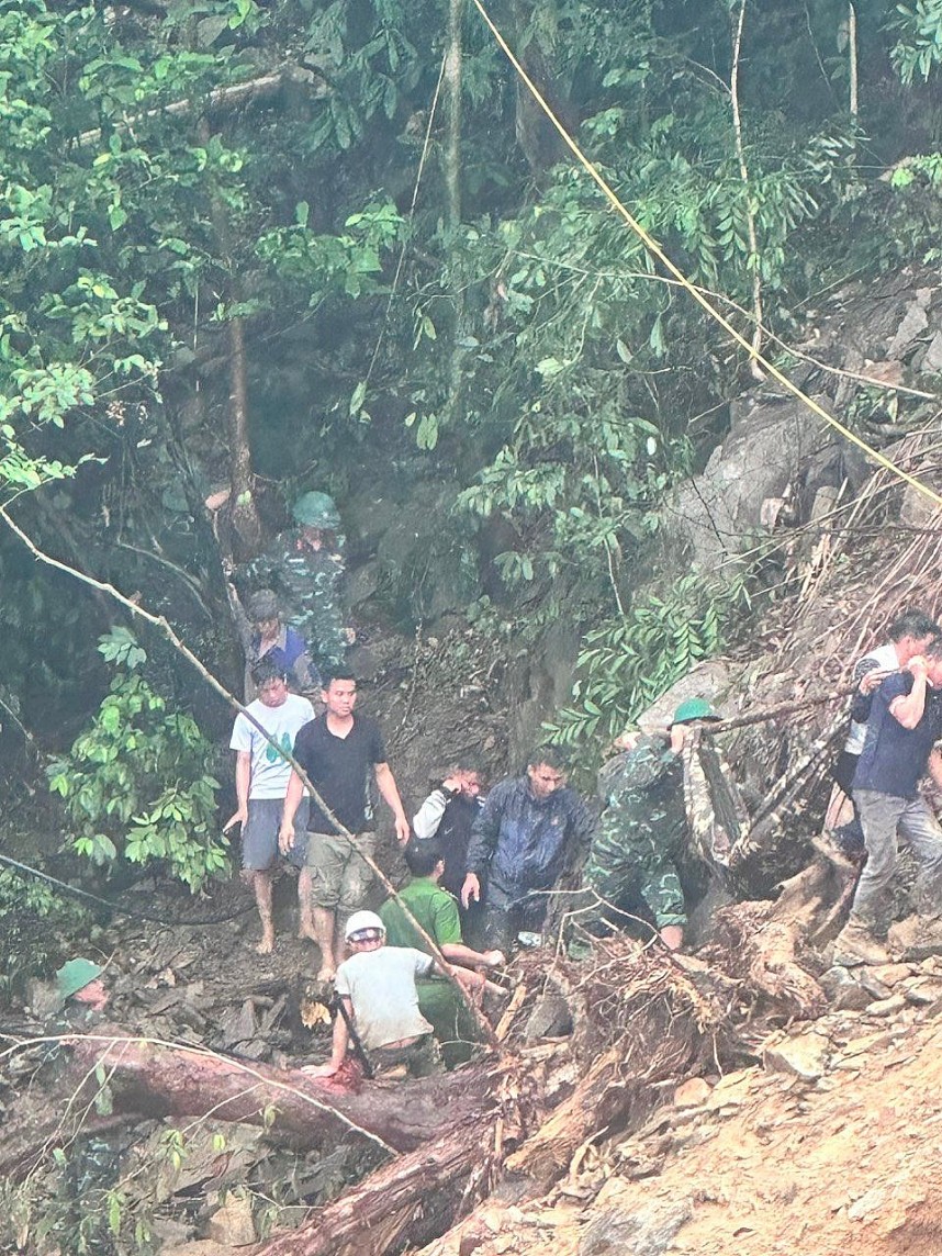 Ứng cứu kịp thời các nạn nhân vụ sạt lở tại công trình Đường dây 500 kV mạch 3 ở Hà Tĩnh